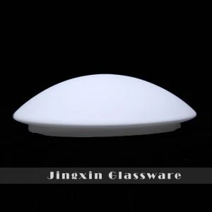 Opalowa lampa sufitowa z matowego szkła